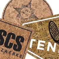 Kork-Patches mit gelaserten Logos und Designs in verschiedenen Formen.