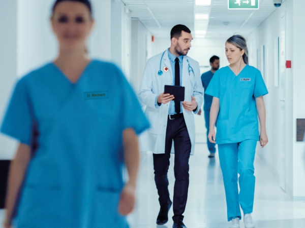 Pflegepersonal Arbeitskleidung mit persönlicher Note Namenspatches personalisiert