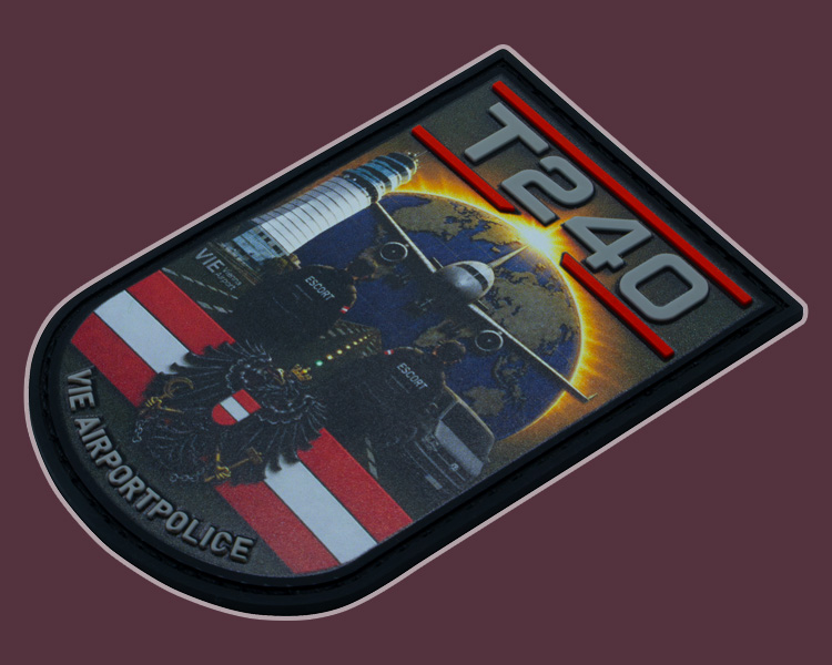 Bannergrafik eines bedruckten PVC-Patches auf dunkelrotem Untergrund